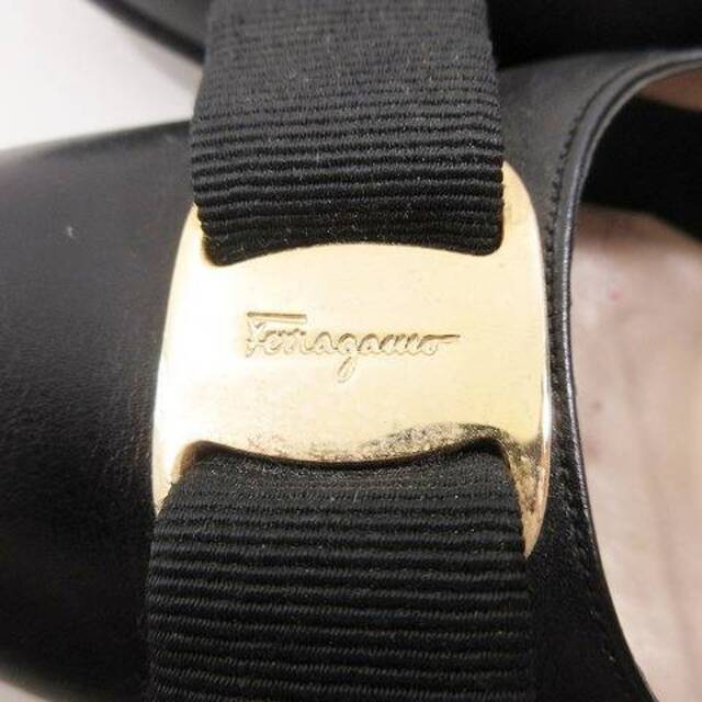 Salvatore Ferragamo(サルヴァトーレフェラガモ)のサルヴァトーレフェラガモ ヴァラ ローヒール パンプス 6 1/2C 25㎝ 黒 レディースの靴/シューズ(ハイヒール/パンプス)の商品写真