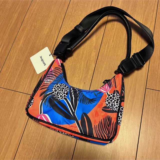 DESIGUAL(デシグアル)のデシグアル　バッグ ショルダーバッグ クラッチ 軽量　防水　レジャー スポーツ レディースのバッグ(ショルダーバッグ)の商品写真