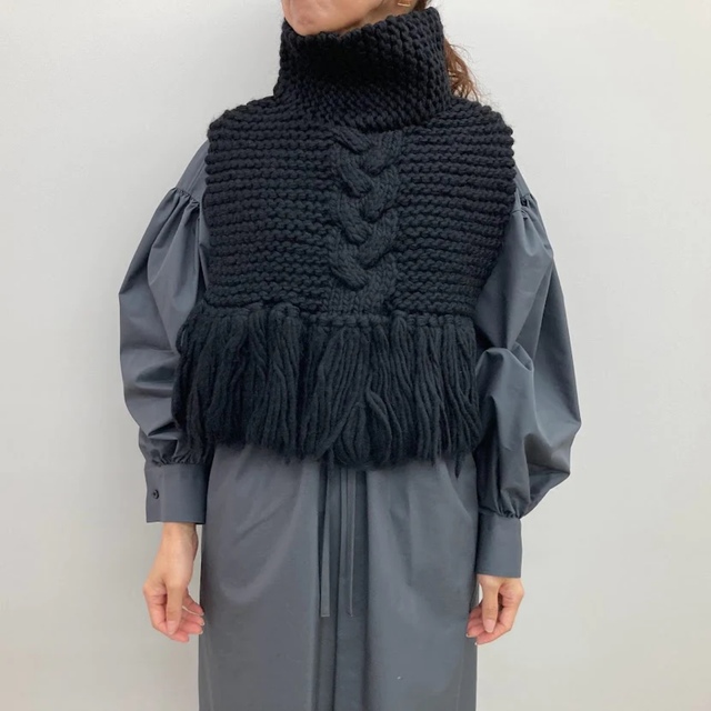 HYKE CABLE-KNIT SWEATER NECK WARMER | www.1nvrc.com