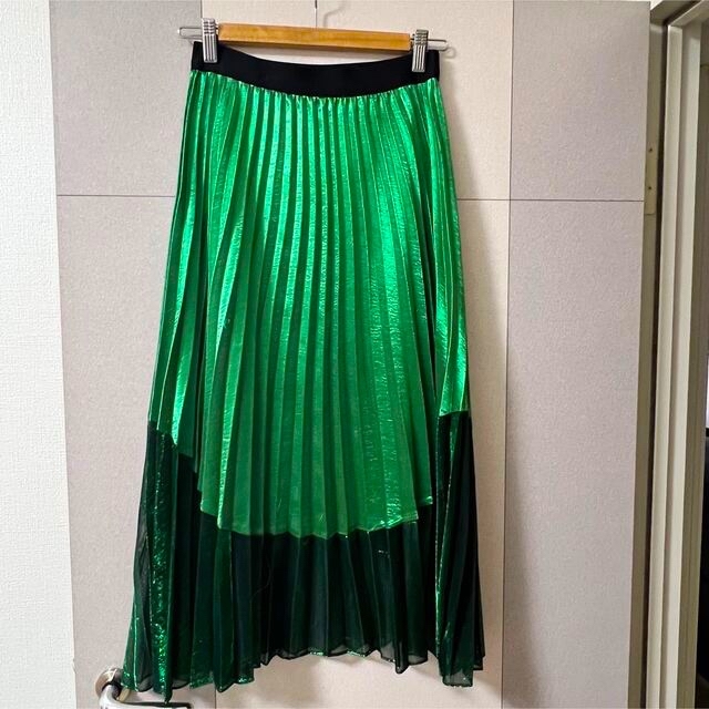 UN3D.(アンスリード)の【着画あり】グリーン アシメ サテン プリーツスカート レディースのスカート(ロングスカート)の商品写真