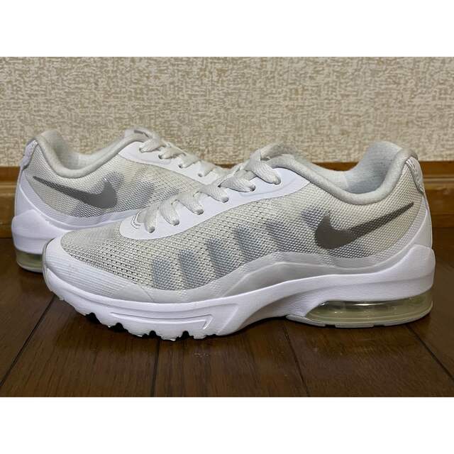 NIKE(ナイキ)のNIKE WMNS AIR MAX INVIGOR 23.0cm レディースの靴/シューズ(スニーカー)の商品写真