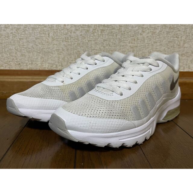 NIKE(ナイキ)のNIKE WMNS AIR MAX INVIGOR 23.0cm レディースの靴/シューズ(スニーカー)の商品写真