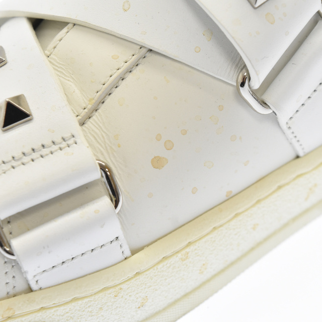 VALENTINO(ヴァレンティノ)のVALENTINO ヴァレンチノ ROCK STUDS BELTED SNEAKER TRA03Y2 ロックスタッズベルトレザーローカットスニーカー ホワイト メンズの靴/シューズ(スニーカー)の商品写真