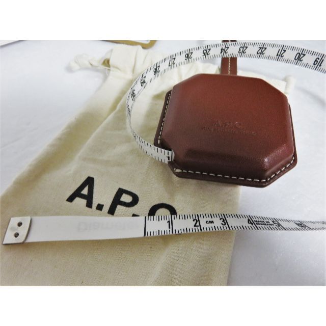 A.P.C(アーペーセー)の定価2万 A.P.C. AMBRE テープ メジャー 150cm 牛革 巻尺 レディースのファッション小物(その他)の商品写真