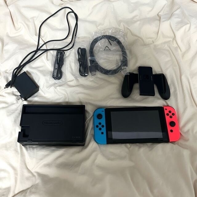 Nintendo Switch(ニンテンドースイッチ)の【美品】Nintendo Switch 新型 エンタメ/ホビーのゲームソフト/ゲーム機本体(家庭用ゲーム機本体)の商品写真