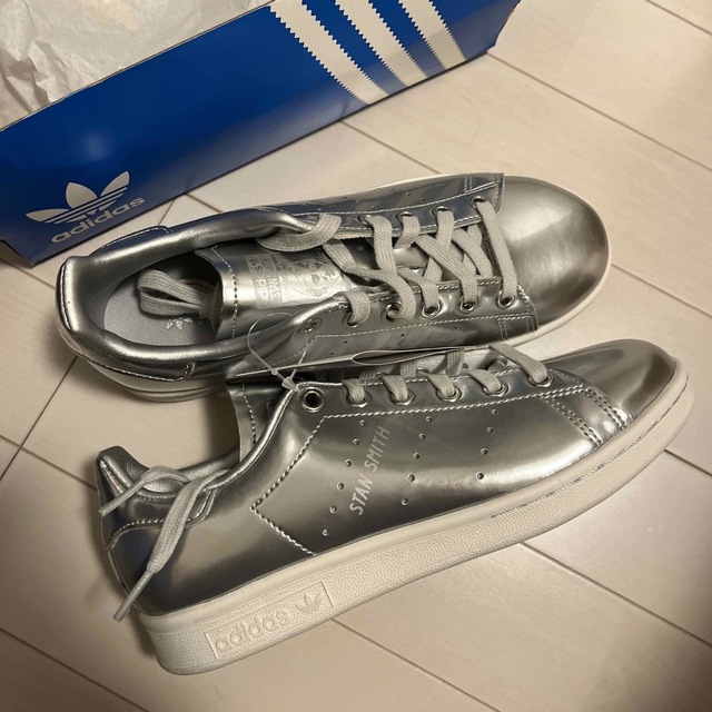 Originals（adidas）(オリジナルス)のアディダスオリジナルス　シルバー スタンスミス METALLIC スニーカー レディースの靴/シューズ(スニーカー)の商品写真