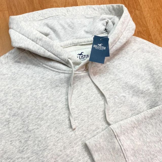 Hollister(ホリスター)の新品【メンズS】★ホリスター★人気のワンポイント無地パーカー/グレー メンズのトップス(パーカー)の商品写真