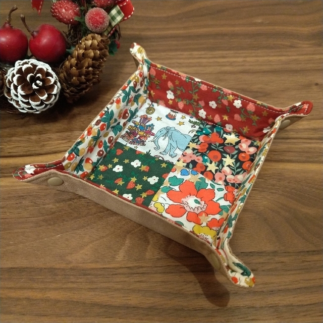 ファブリックトレイ❁Xmas柄 パッチワーク リバティプリント使用 www ... ファブリックトレイ❁パッチワーク(イエロー系) リバティプリント使用