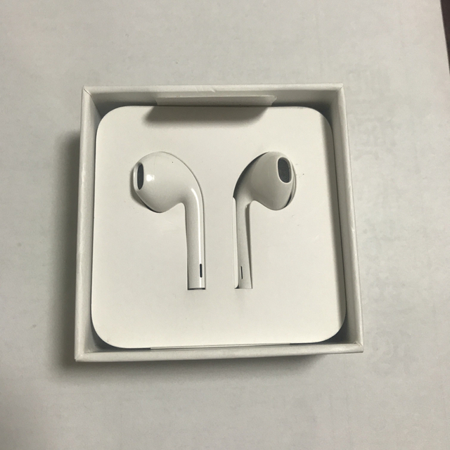 Apple(アップル)のApple EarPods with Lightning Connector スマホ/家電/カメラのオーディオ機器(ヘッドフォン/イヤフォン)の商品写真