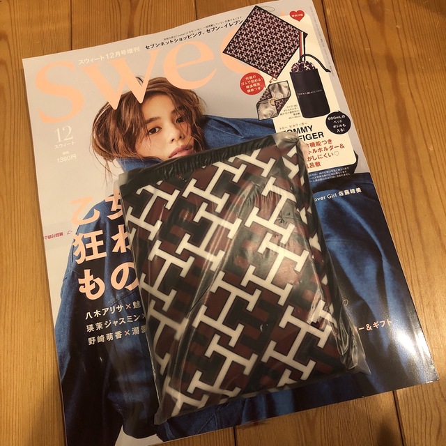 TOMMY HILFIGER(トミーヒルフィガー)の新品　トミーヒルフィガー  12月号　付録 エンタメ/ホビーの雑誌(ファッション)の商品写真