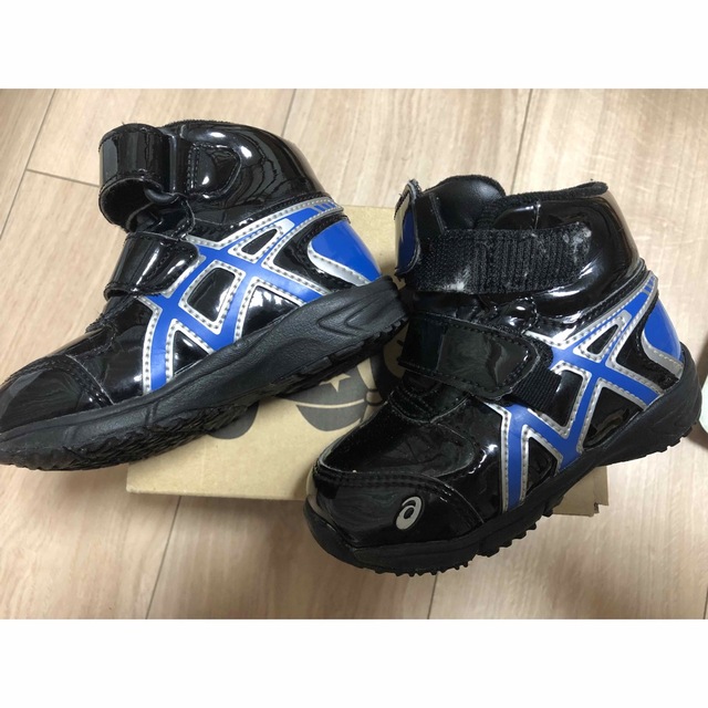 asics(アシックス)のキッズ　防水シューズ キッズ/ベビー/マタニティのベビー靴/シューズ(~14cm)(スニーカー)の商品写真