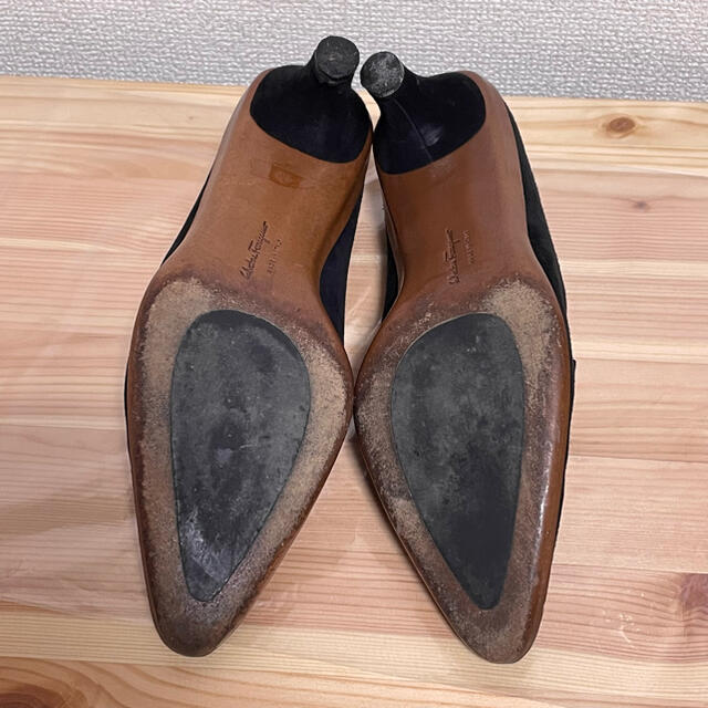 Salvatore Ferragamo(サルヴァトーレフェラガモ)のSalvator Ferragamo スウェード パンプス ブラック レディースの靴/シューズ(ハイヒール/パンプス)の商品写真