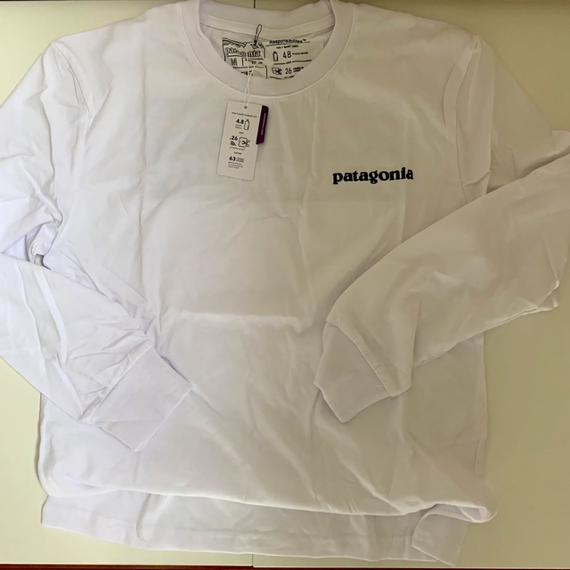 patagonia(パタゴニア)の新品 patagonia パタゴニア ロンT P-6LOGO ホワイト　L メンズのトップス(Tシャツ/カットソー(七分/長袖))の商品写真