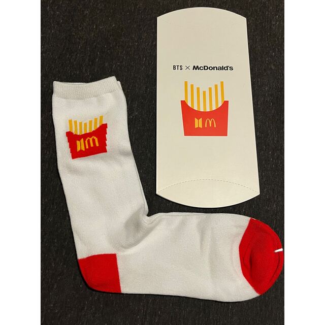 防弾少年団(BTS)(ボウダンショウネンダン)の大人気 BTS × McDonald コラボ商品　ポテト🍟柄ソックス＋🍟ポーチ エンタメ/ホビーのタレントグッズ(アイドルグッズ)の商品写真