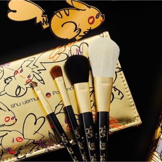 シュウウエムラ(shu uemura)の【新品未使用】シュウウエムラ　ピカチュウプレミアムブラシセット(チーク/フェイスブラシ)