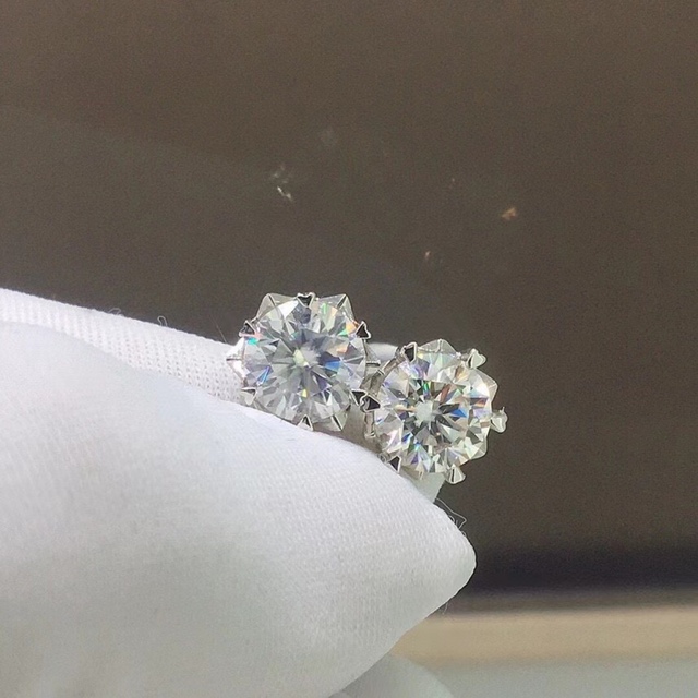 moissanite【newデザイン】輝くモアサナイト  ピアス　K18WG