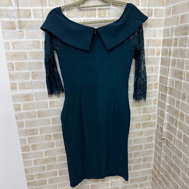 【新品・未使用】ドレスワンピース　グリーン　オフショルダー　スタイリッシュ レディースのフォーマル/ドレス(ミディアムドレス)の商品写真