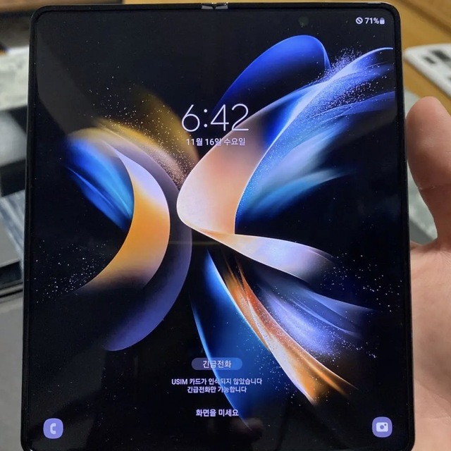 Samsung Galaxy Z Fold 4 256GB グレーグリーン スマホ/家電/カメラのスマートフォン/携帯電話(スマートフォン本体)の商品写真