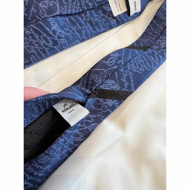 Berluti(ベルルッティ)の 【新作】BERLUTI ベルルッティ　ネクタイ　シルク　カリグラフィ　青×白 メンズのファッション小物(ネクタイ)の商品写真