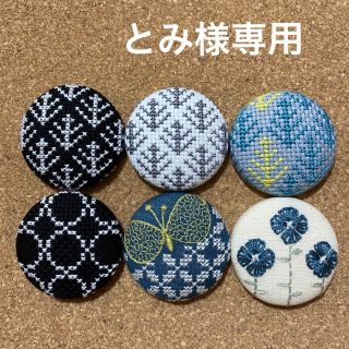 ハンドメイド　クロスステッチ　くるみボタン　ブローチ　ヘアゴム　No.17(その他)