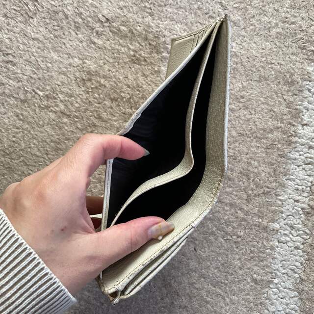 GUCCI - GUCCI グッチ 二つ折り財布 筆記体 ホワイト レザーの GUCCI - GUCCI グッチ 二つ折り財布 筆記体 ホワイト レザーの