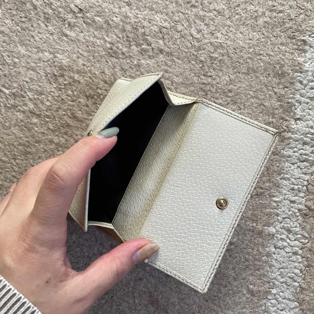GUCCI - GUCCI グッチ 二つ折り財布 筆記体 ホワイト レザーの GUCCI - GUCCI グッチ 二つ折り財布 筆記体 ホワイト レザーの
