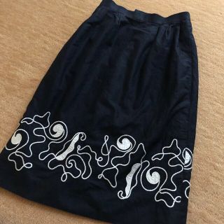 クイーンズコート(QUEENS COURT)のHAAREN 黒地に白刺繍素敵タイトスカート　SSサイズ(ひざ丈スカート)