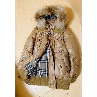 バーバリーブルーレーベル(BURBERRY BLUE LABEL)のバーバリーブルーレーベル タヌキファーダウン キャメル 40(ダウンコート)