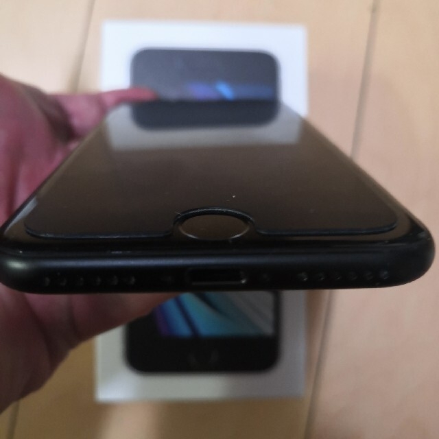 アップル iPhoneSE 第2世代 64GB ブラック au スマホ/家電/カメラのスマートフォン/携帯電話(スマートフォン本体)の商品写真