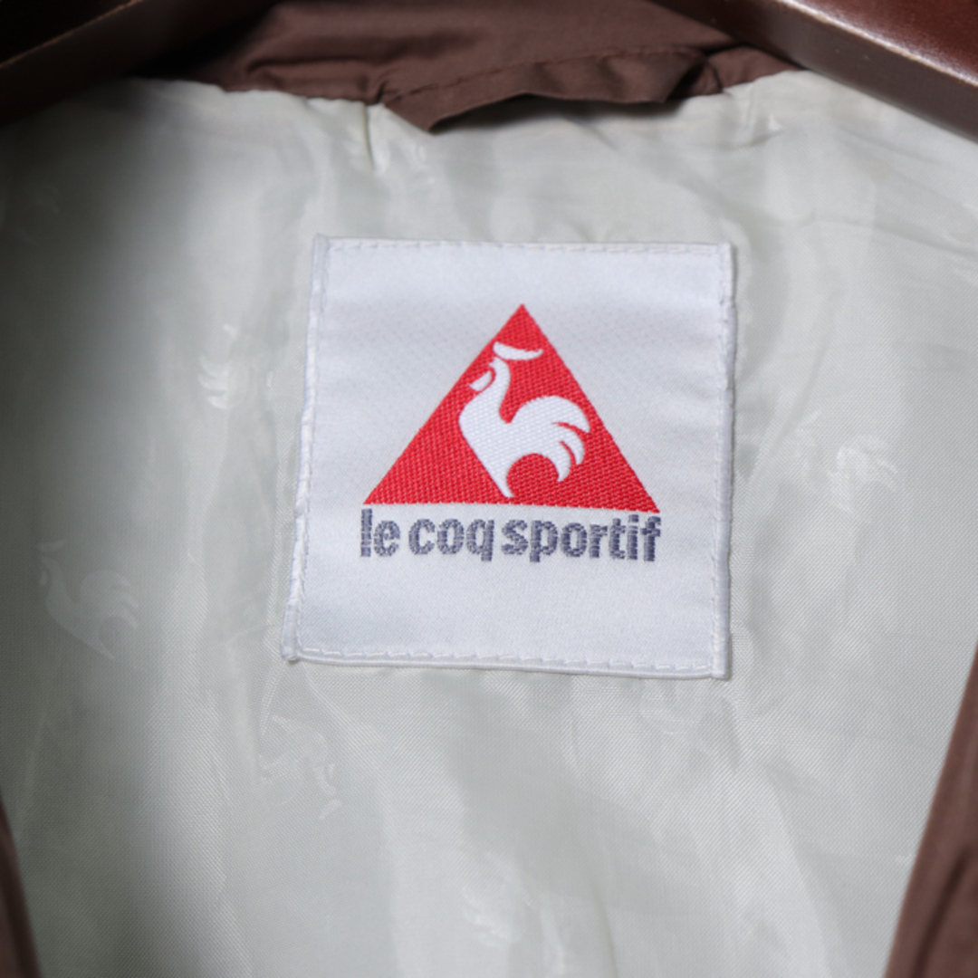 le coq sportif(ルコックスポルティフ)のルコックスポルティフ 中綿ブルゾン ジップアップ ハイネック 胸ロゴ ジャケット アウター レディース Oサイズ ブラウン le coq sportif レディースのジャケット/アウター(ブルゾン)の商品写真