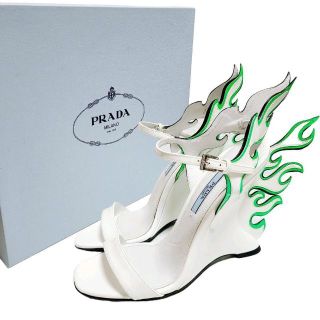 プラダ(PRADA)の【PRADA】Flame Wedge Sandals 炎モチーフサンダルパテント(サンダル)