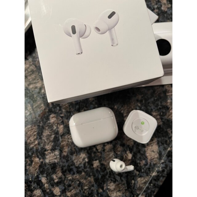 Apple(アップル)のAir pods pro with MagSafe Charging case  スマホ/家電/カメラのオーディオ機器(ヘッドフォン/イヤフォン)の商品写真