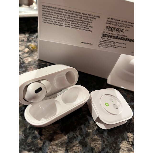 Apple(アップル)のAir pods pro with MagSafe Charging case  スマホ/家電/カメラのオーディオ機器(ヘッドフォン/イヤフォン)の商品写真