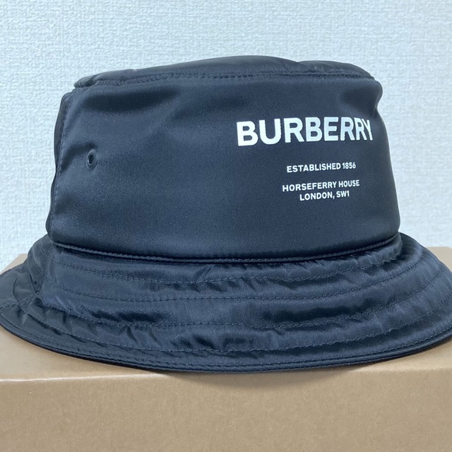 BURBERRY(バーバリー)のBurberry ホースフェリープリント ナイロン バケットハット 極美品 メンズの帽子(ハット)の商品写真