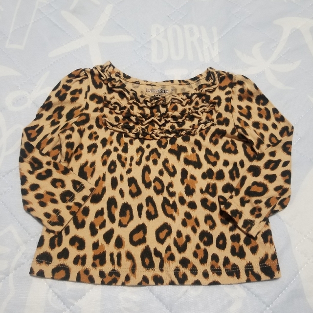 babyGAP(ベビーギャップ)のヒョウ柄　ロンT   70 キッズ/ベビー/マタニティのベビー服(~85cm)(Ｔシャツ)の商品写真