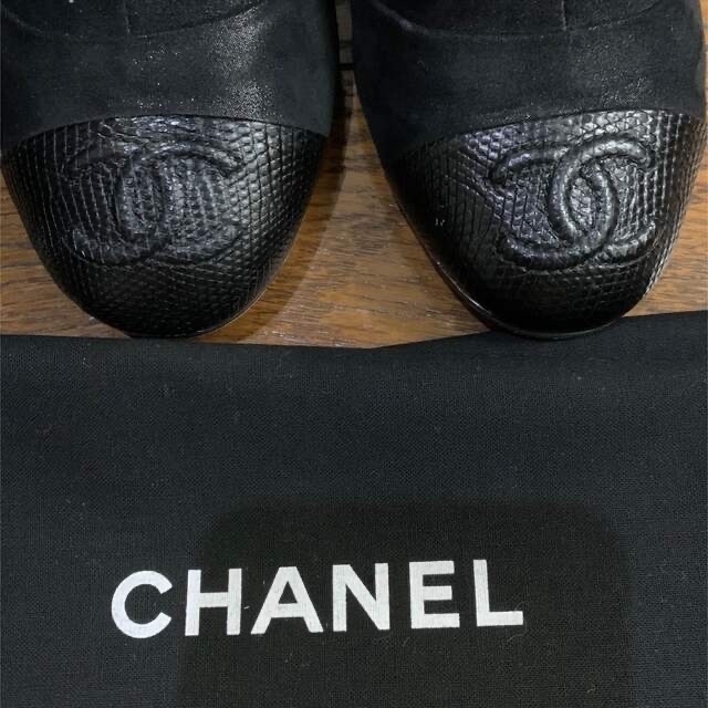 CHANEL(シャネル)のCHANELビックココマークxフラッグスエード金具シルバー背後全面空き 39C  レディースの靴/シューズ(ブーツ)の商品写真