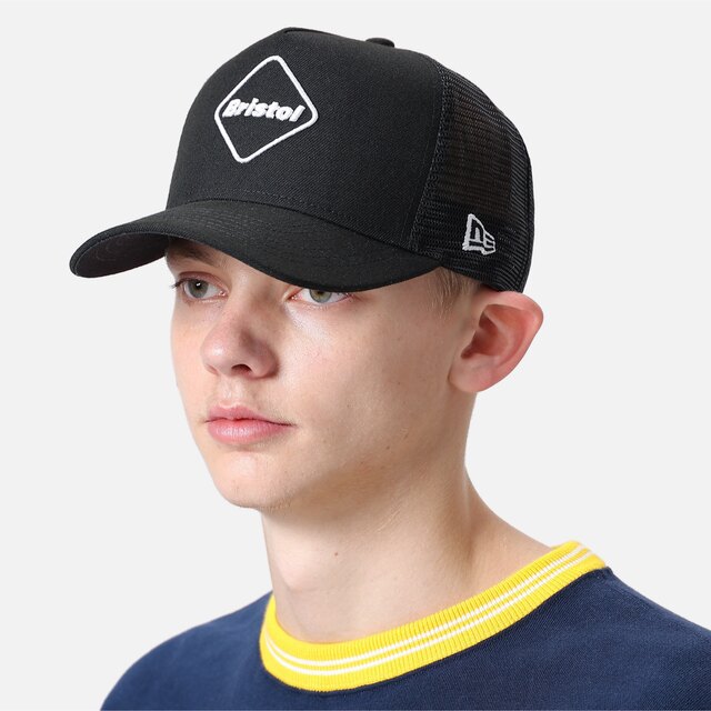 F.C.R.B.(エフシーアールビー)のFCRB NEW ERA EMBLEM MESH CAP ブラック メンズの帽子(キャップ)の商品写真