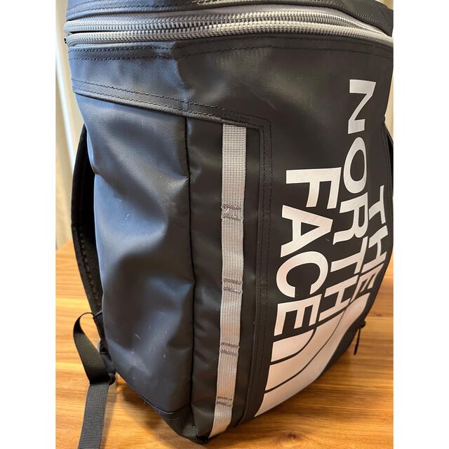 THE NORTH FACE(ザノースフェイス)のTHE NORTH FACE キッズ ヒューズボックス 21L ブラックシルバー キッズ/ベビー/マタニティのこども用バッグ(リュックサック)の商品写真