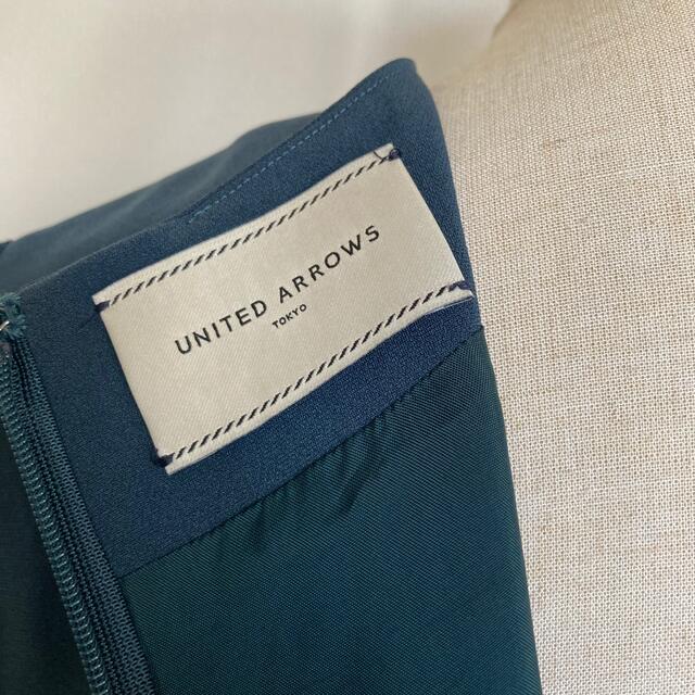 UNITED ARROWS(ユナイテッドアローズ)の美品　ユナイテッドアローズ　プリーツ スリーブ ワンピース　パーティドレス　深緑 レディースのフォーマル/ドレス(ミディアムドレス)の商品写真