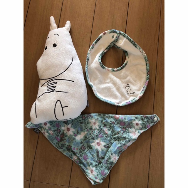 MOOMIN(ムーミン)のムーミン  授乳枕とスタイ2枚　セット キッズ/ベビー/マタニティのこども用ファッション小物(ベビースタイ/よだれかけ)の商品写真