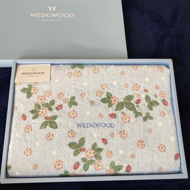 WEDGWOOD(ウェッジウッド)のウェッジウッド　バスタオル　未使用品　苺柄　箱なし発送 インテリア/住まい/日用品の日用品/生活雑貨/旅行(タオル/バス用品)の商品写真