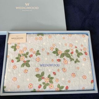 ウェッジウッド(WEDGWOOD)のウェッジウッド　バスタオル　未使用品　苺柄　箱なし発送(タオル/バス用品)