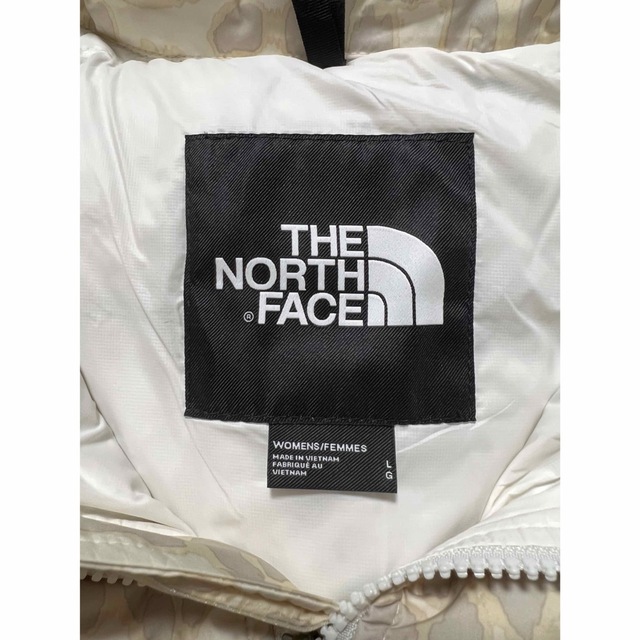 THE NORTH FACE(ザノースフェイス)の【新品】ノースフェイス ヌプシ クロップ 1996 700 白 ヒョウ柄 L レディースのジャケット/アウター(ダウンジャケット)の商品写真