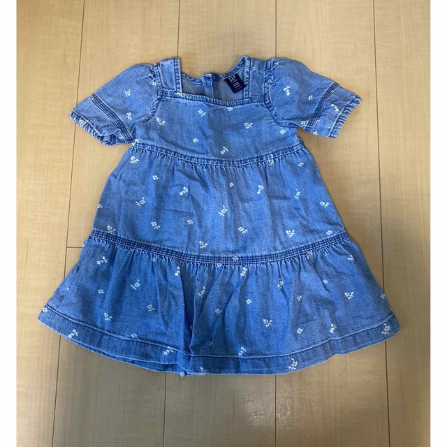 babyGAP(ベビーギャップ)のbaby GAP 花柄デニムワンピース　90cm キッズ/ベビー/マタニティのキッズ服女の子用(90cm~)(ワンピース)の商品写真