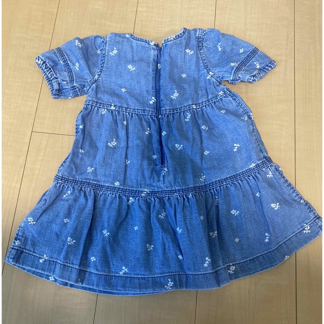 babyGAP(ベビーギャップ)のbaby GAP 花柄デニムワンピース　90cm キッズ/ベビー/マタニティのキッズ服女の子用(90cm~)(ワンピース)の商品写真