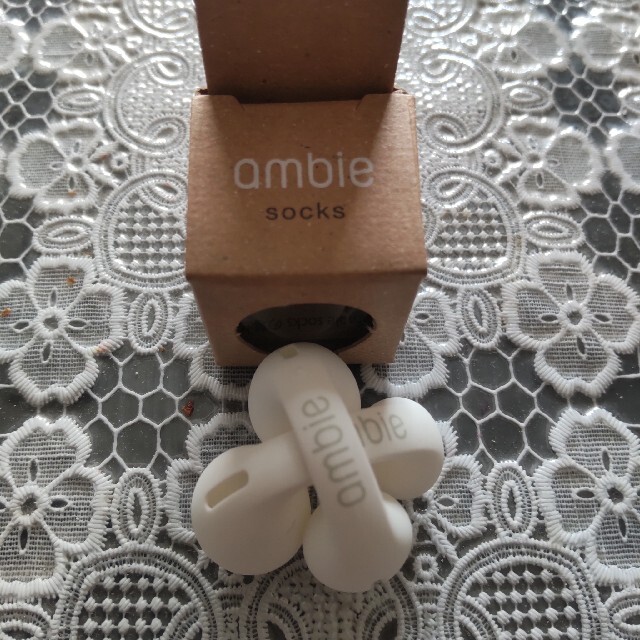 SONY(ソニー)の本日のみ価格！ambie AM-TW01 socks カバー white 白 スマホ/家電/カメラのオーディオ機器(ヘッドフォン/イヤフォン)の商品写真