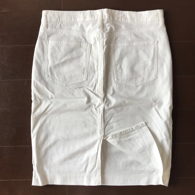 UNIQLO(ユニクロ)のユニクロ ホワイト 膝丈スカート レディースのスカート(ひざ丈スカート)の商品写真