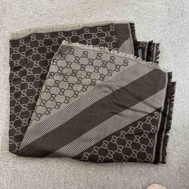 Gucci(グッチ)のGUCCI 大判ストール　マフラー　140×140 メンズのファッション小物(ストール)の商品写真