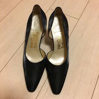 フェラガモ(Ferragamo)の美品 Salvatore Ferragamo 黒 サテン 6 1/2(ハイヒール/パンプス)