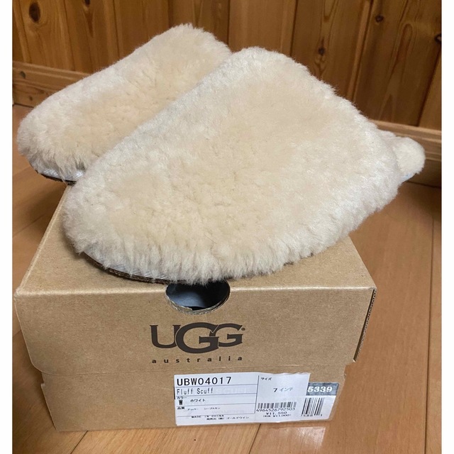 UGG(アグ)のアグ　UGG Fluff Scuff ルームシューズ　スリッパ　シープスキン インテリア/住まい/日用品のインテリア小物(スリッパ/ルームシューズ)の商品写真